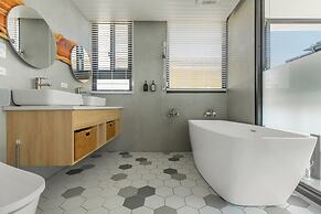 Between River and Sea