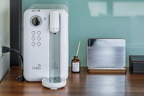 Between River and Sea