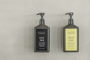 Between River and Sea