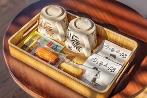 Between River and Sea