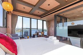 Between River and Sea