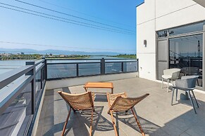 Between River and Sea