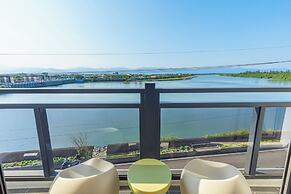 Between River and Sea