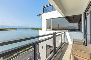 Between River and Sea