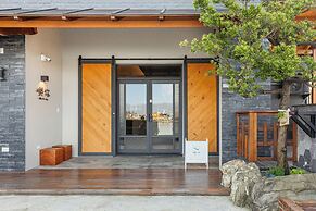 Between River and Sea