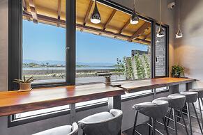 Between River and Sea