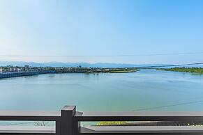 Between River and Sea