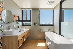 Between River and Sea