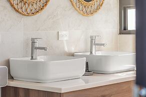 Between River and Sea