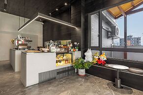 Between River and Sea