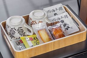 Between River and Sea