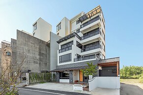 Between River and Sea