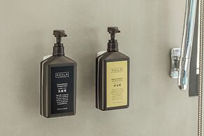 Between River and Sea