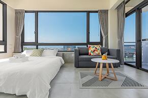 Between River and Sea