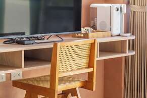 Between River and Sea