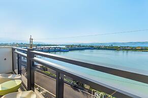 Between River and Sea