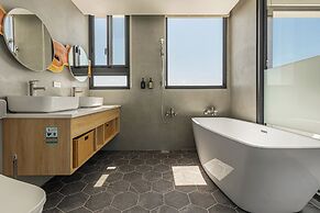 Between River and Sea