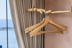 Between River and Sea