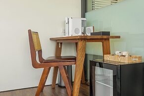 Between River and Sea