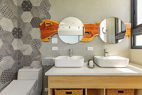 Between River and Sea