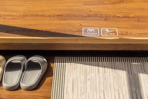 Between River and Sea