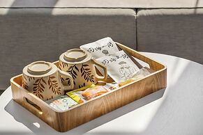 Between River and Sea