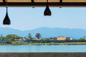 Between River and Sea