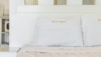 Geoje Kkachi and Santorini Pension