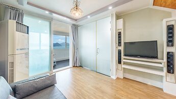 Geoje Kkachi and Santorini Pension