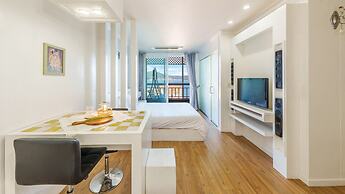 Geoje Kkachi and Santorini Pension