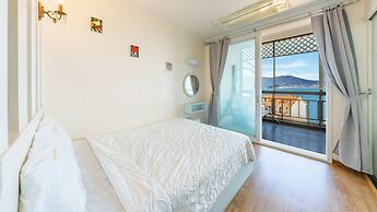 Geoje Kkachi and Santorini Pension