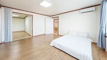 Geoje Kkachi and Santorini Pension