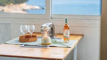 Geoje Kkachi and Santorini Pension