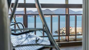 Geoje Kkachi and Santorini Pension