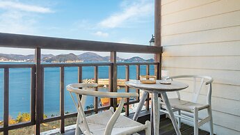 Geoje Kkachi and Santorini Pension