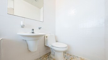 Geoje Kkachi and Santorini Pension