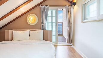 Geoje Kkachi and Santorini Pension