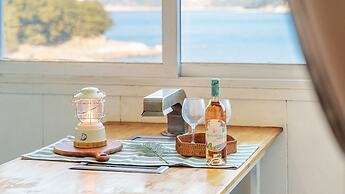 Geoje Kkachi and Santorini Pension