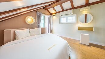 Geoje Kkachi and Santorini Pension