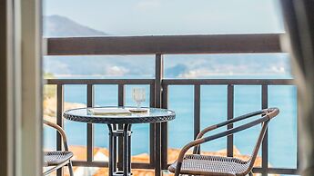 Geoje Kkachi and Santorini Pension