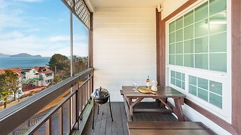 Geoje Kkachi and Santorini Pension