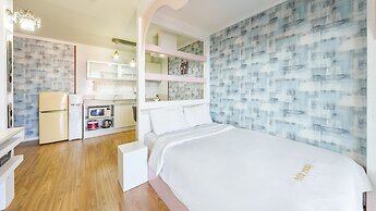 Geoje Kkachi and Santorini Pension