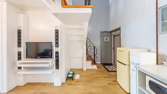 Geoje Kkachi and Santorini Pension