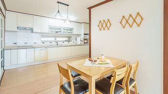 Geoje Kkachi and Santorini Pension