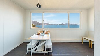 Geoje Kkachi and Santorini Pension