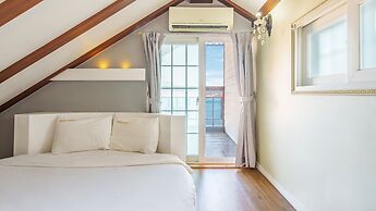 Geoje Kkachi and Santorini Pension