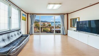 Geoje Kkachi and Santorini Pension