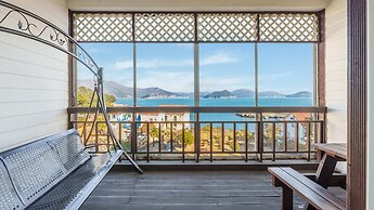 Geoje Kkachi and Santorini Pension