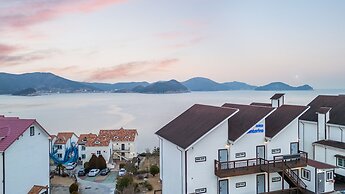 Geoje Kkachi and Santorini Pension