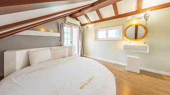 Geoje Kkachi and Santorini Pension